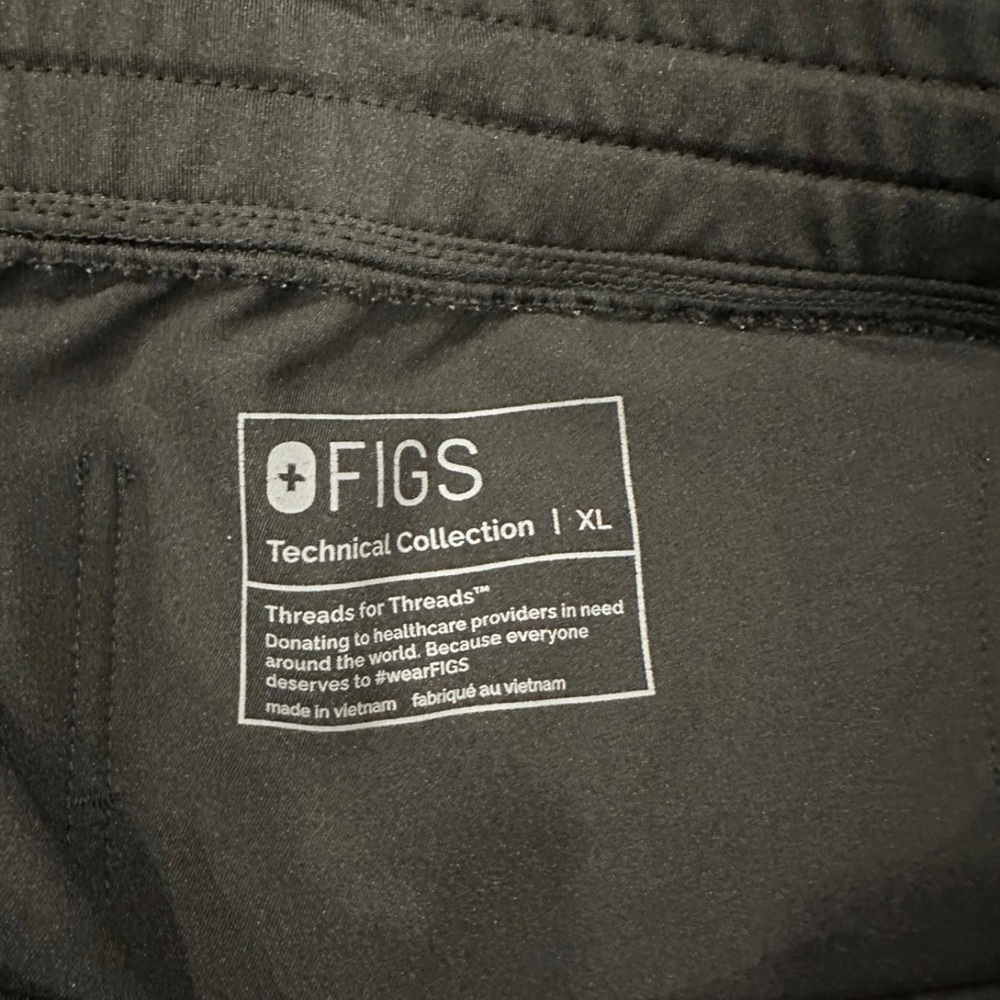 Black Figs scrubs XL top and bottoms. Regular length, one pocket top. - Picture 2 of 2